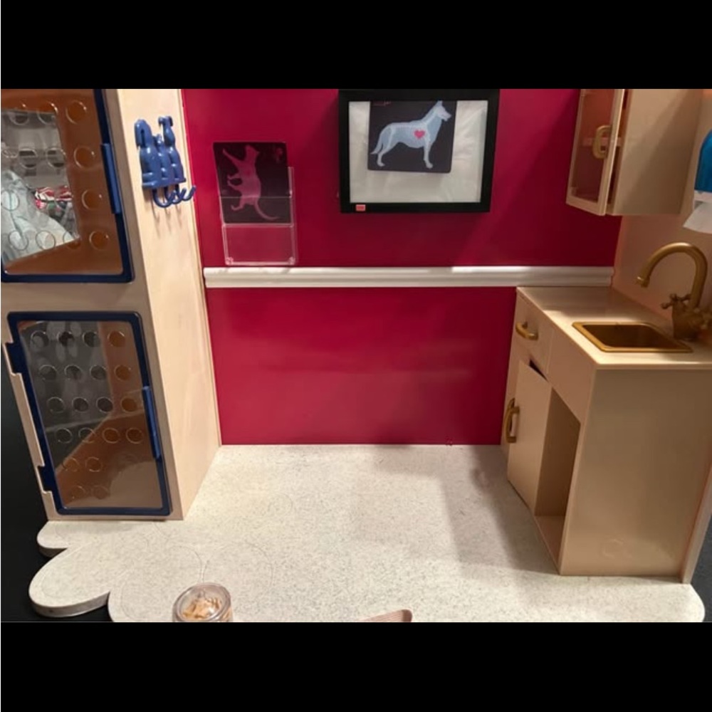 Our Generation Pink Play Veterinary Clinic Playset - Picture 3 of 13
